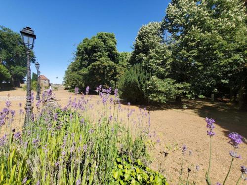 Espace Exterieur Jardins de L'Hostellerie du Château du Bois Guibert (Bonneval la petite Venise de la Beauce) Pour passer nuits et week end champetres près de Chartres et sa cathédrale et à proximité du Château de Chateaudun. Découvrez nos mini parcs avec quelques animaux de la ferme - C'est aussi un lieu idéal pour vos séminaires, rassemblements familiaux ou associatifs... pour tous vos évènements privés publics ou professionnels
