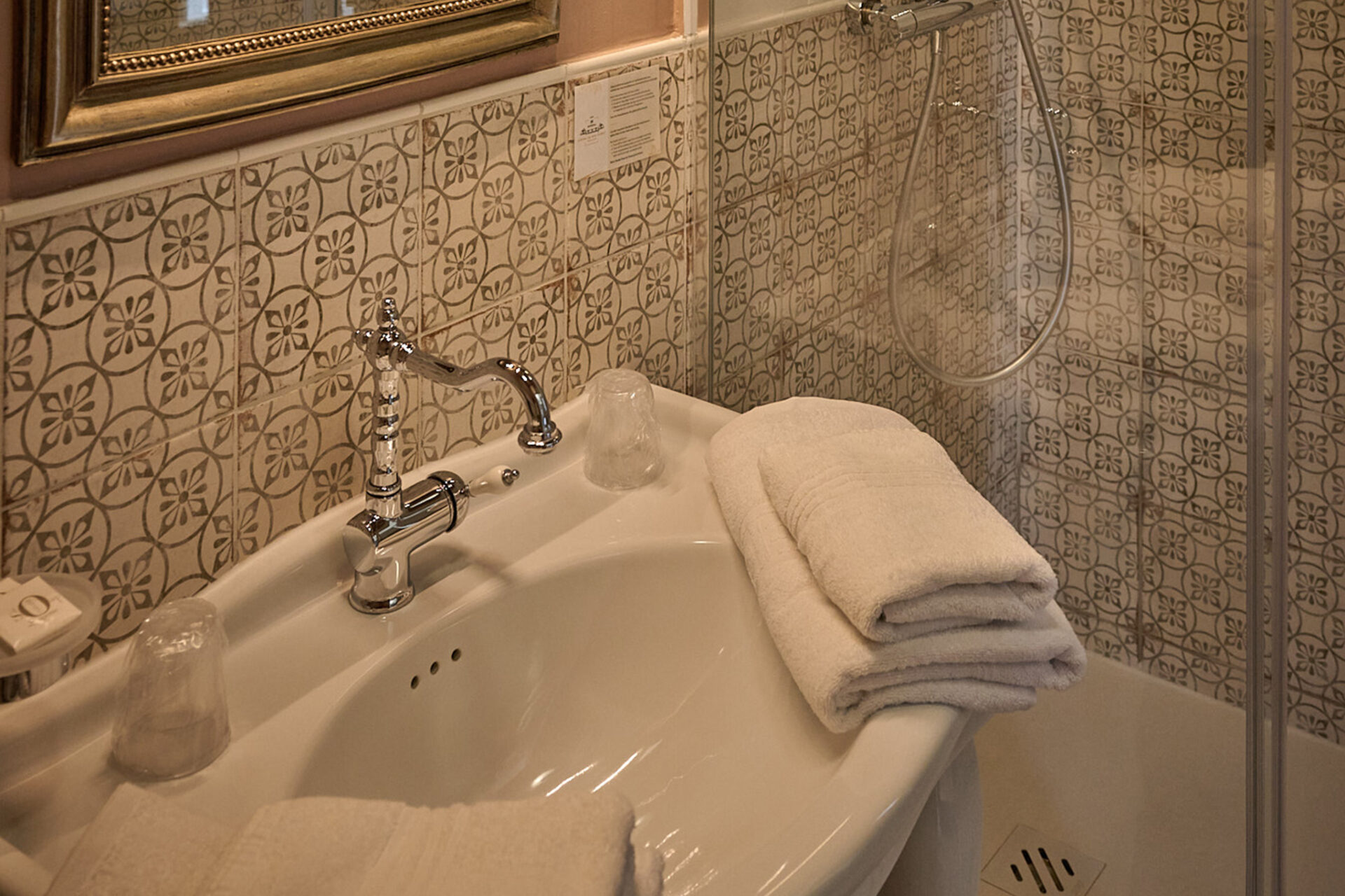 A la recherche d'un gite, d'une auberge, d'un hotel, l'hostellerie du château du Bois Guibert vous accueille. De nombreux chapitres se sont inscris à travers nos murs...entre histoire et modernité. Découvrez le Chapitre 1 - Chambre luxe & confort !