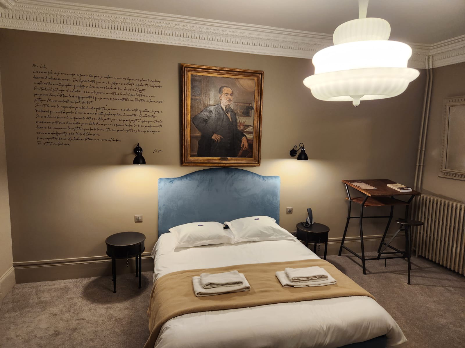 Kapitel 4: Der Architekt - Ein Luxus- und Komfortzimmer in der Hostellerie du Château du Bois Guibert, einem historischen Hotel für Ihren Aufenthalt zwischen Chateaudun und Chartres. 19 Luxus- und Komfortzimmer zum Entdecken, ausgestattet mit Glasfaser-WLAN. Unser Anwesen befindet sich in Bonneval, Eure-et-Loir. Das Frühstück kann im Zimmer serviert werden. Zu Ihren Diensten.