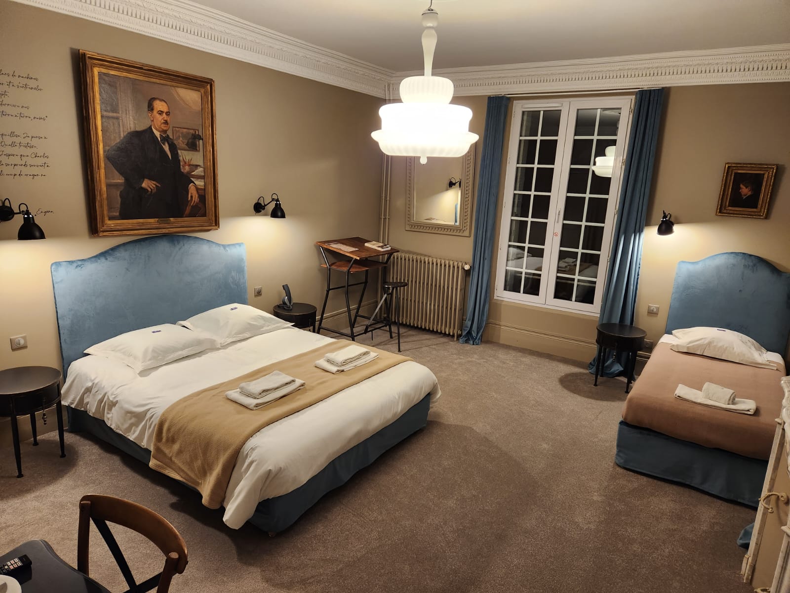 Chapitre 4 une chambre Luxe & Confort à l'Hostellerie du Château du Bois Guibert, un hotel historique pour séjourner entre Chateaudun et Chartres. 19 Chambres Luxe & Confort à découvrir équipées du Wifi (fibre). Notre domaine est situé à Bonneval en Eure et Loir. A votre service.