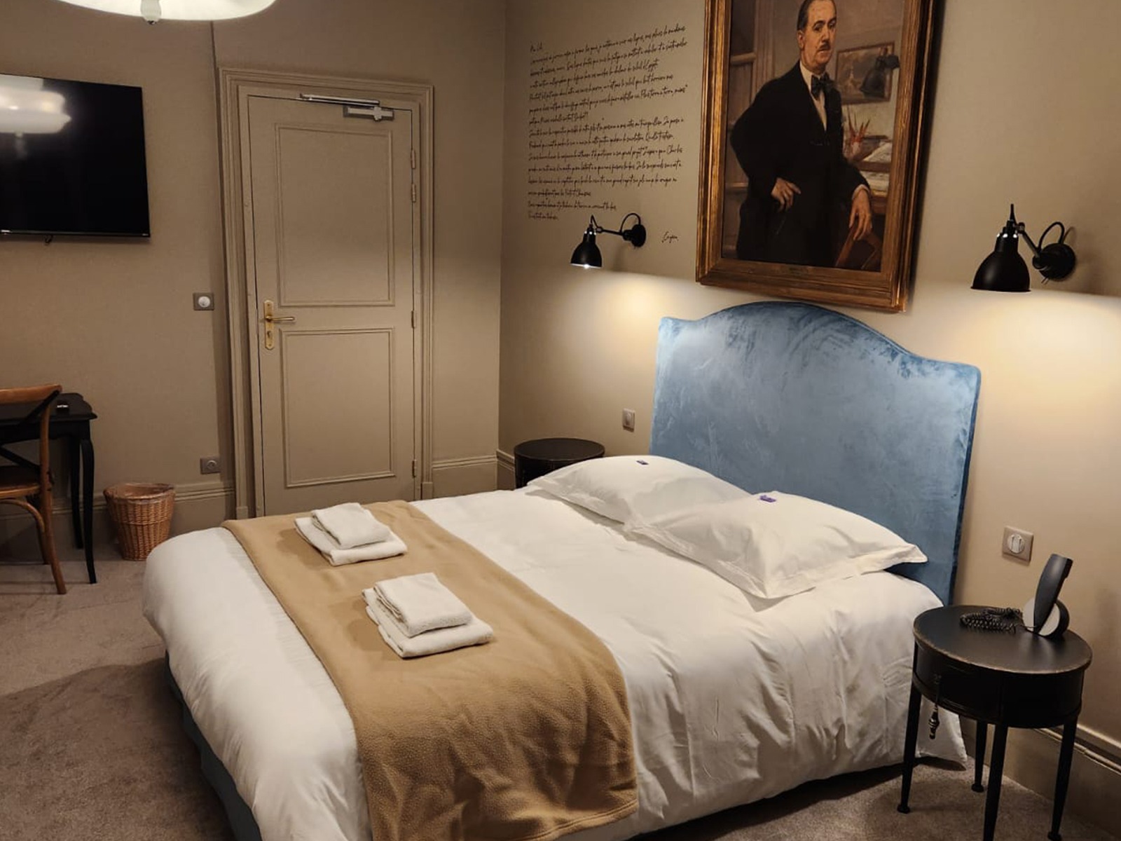Chapitre 4 une chambre Luxe & Confort à l'Hostellerie du Château du Bois Guibert, un hotel historique pour séjourner entre Chateaudun et Chartres. 19 Chambres Luxe & Confort à découvrir équipées du Wifi (fibre). Notre domaine est situé à Bonneval en Eure et Loir. A votre service.