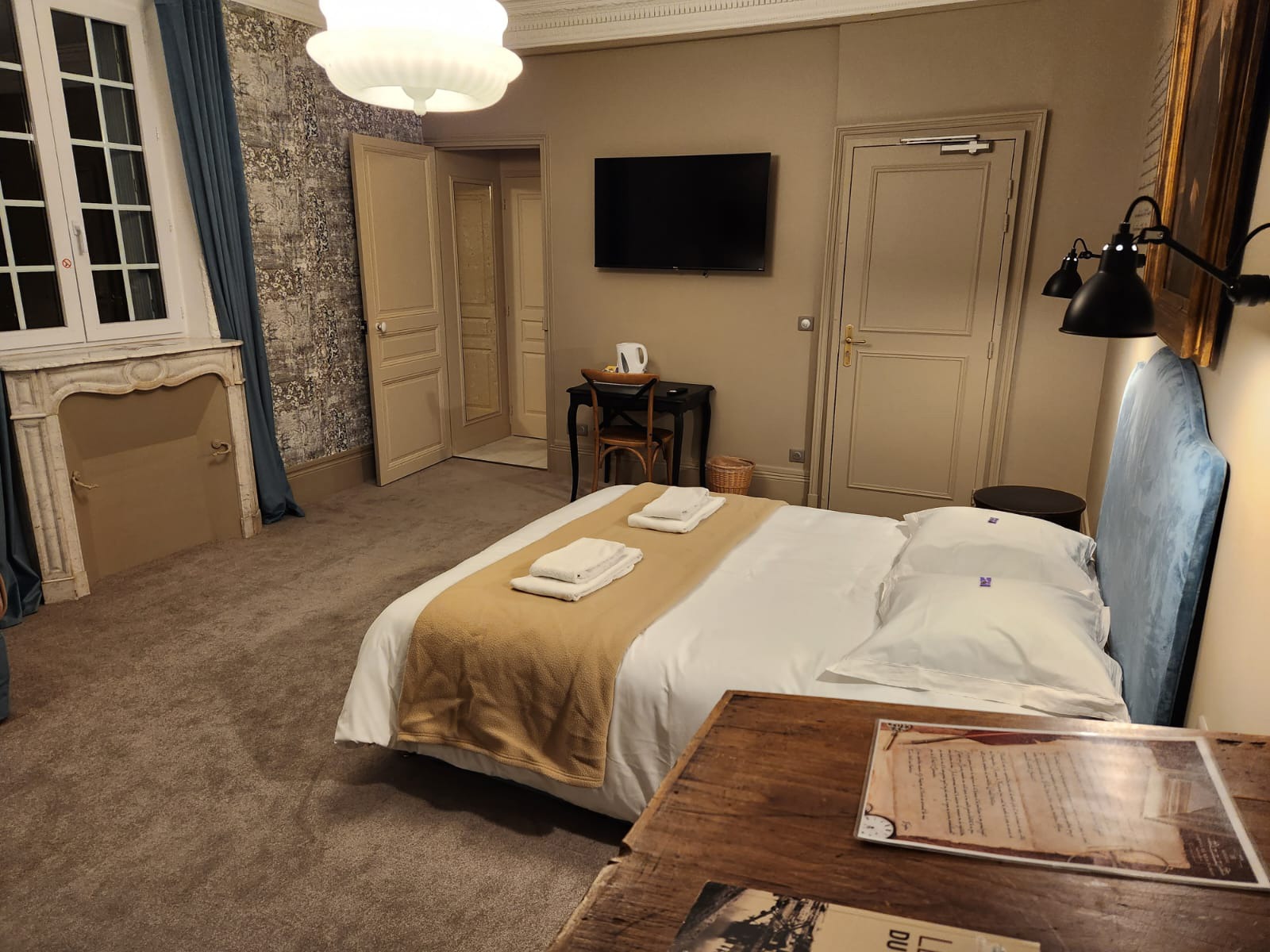 Chapitre 4 une chambre Luxe & Confort à l'Hostellerie du Château du Bois Guibert, un hotel historique pour séjourner entre Chateaudun et Chartres. 19 Chambres Luxe & Confort à découvrir équipées du Wifi (fibre). Notre domaine est situé à Bonneval en Eure et Loir. A votre service.
