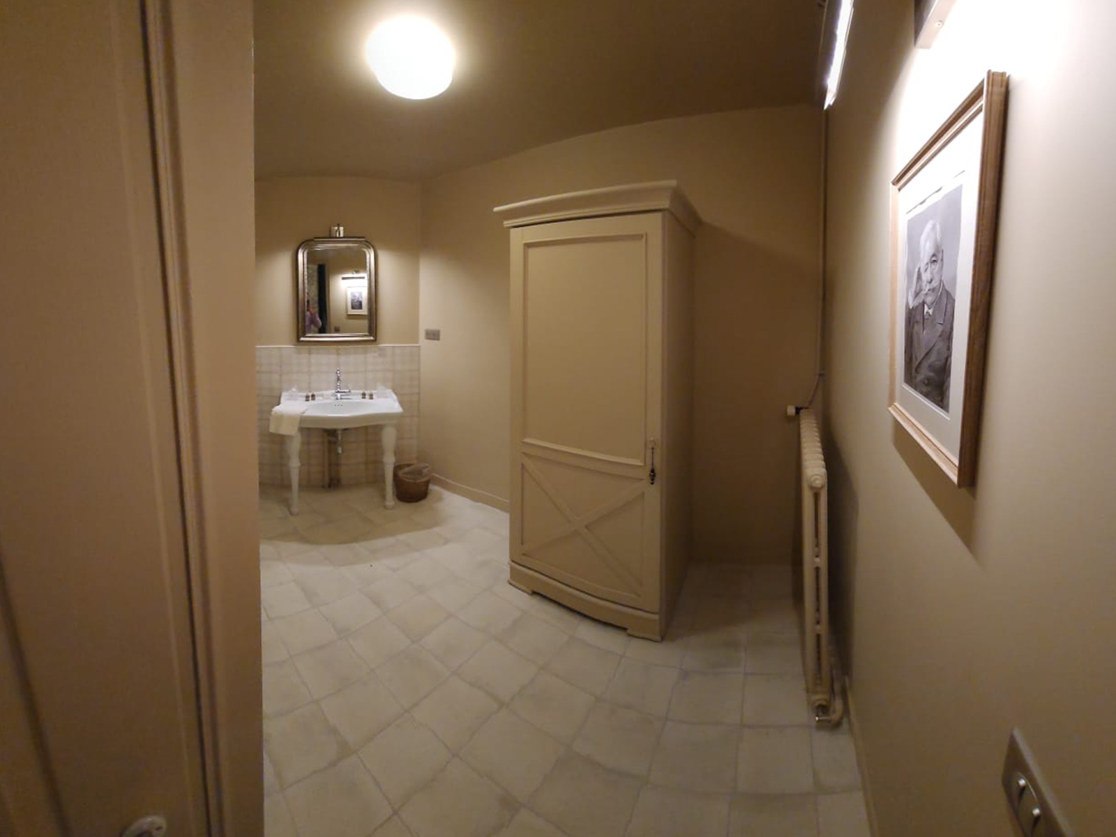 Chapitre 4  Salle de bain Chambres Luxe & Confort - Hostellerie du Château du Bois Guibert - Hotel Charme Logis Nuit Chateau Chateaudun Chartres Domaine Bonneval Eure et Loir - Chambre Wifi (fibre) disponible au Château
