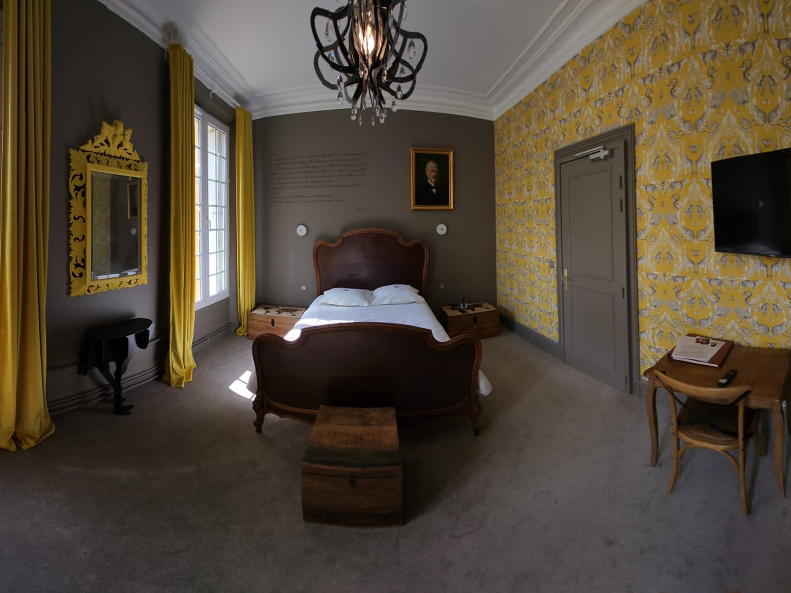 Chapitre 5 Chambres Luxe & Confort - Hostellerie du Château du Bois Guibert - Hotel Charme Logis Nuit Chateau Chateaudun Chartres Domaine Bonneval Eure et Loir - Chambre Wifi (fibre) disponible au Château. A votre service.