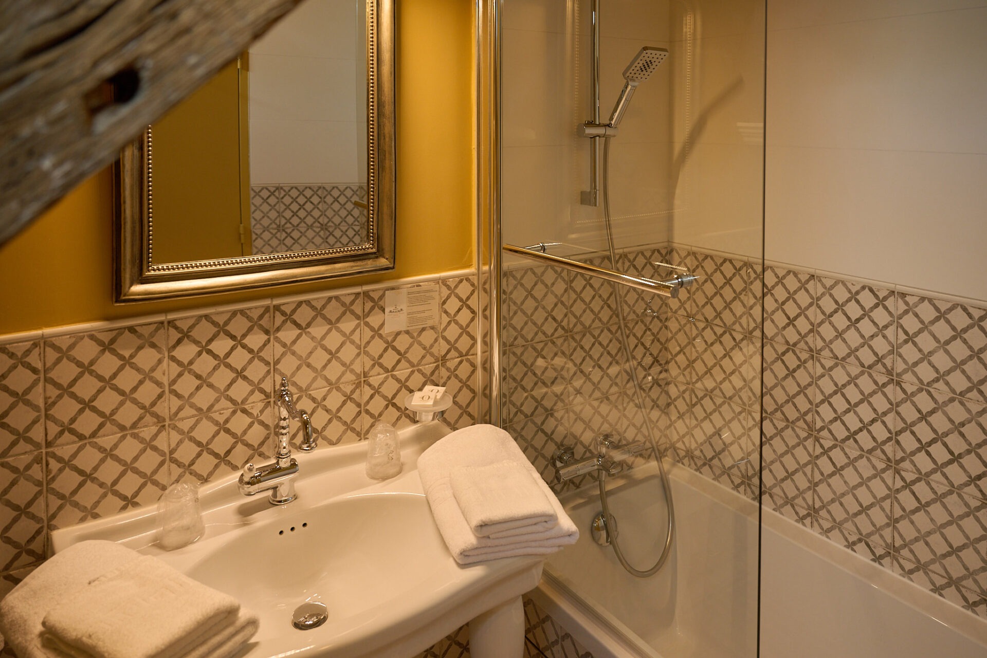 A la recherche d'un gite, d'une auberge, d'un hotel, l'hostellerie du château du Bois Guibert vous accueille. De nombreux chapitres se sont inscris à travers nos murs...entre histoire et modernité. Découvrez le Chapitre 10 - Chambre luxe & confort !