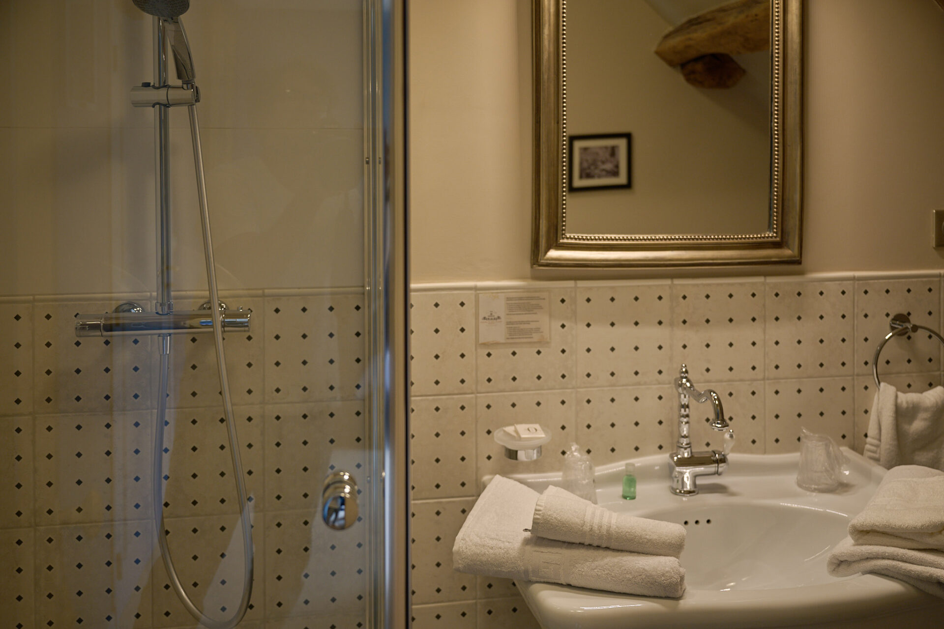 A la recherche d'un gite, d'une auberge, d'un hotel, l'hostellerie du château du Bois Guibert vous accueille. De nombreux chapitres se sont inscris à travers nos murs...entre histoire et modernité. Découvrez le Chapitre 11 - Chambre luxe & confort !