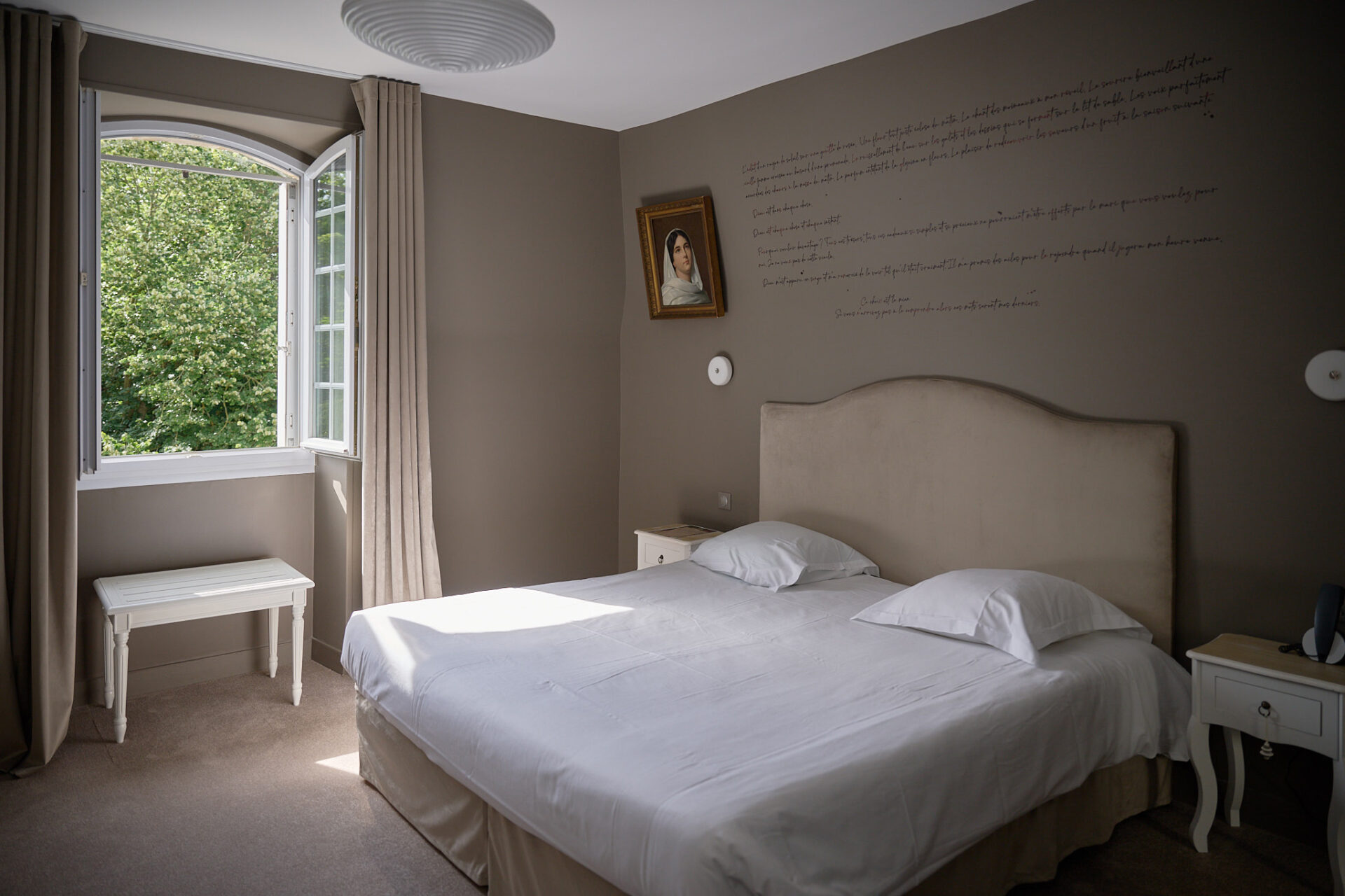 A la recherche d'un gite, d'une auberge, d'un hotel, l'hostellerie du château du Bois Guibert vous accueille. De nombreux chapitres se sont inscris à travers nos murs...entre histoire et modernité. Découvrez le Chapitre 12 - Chambre luxe & confort !