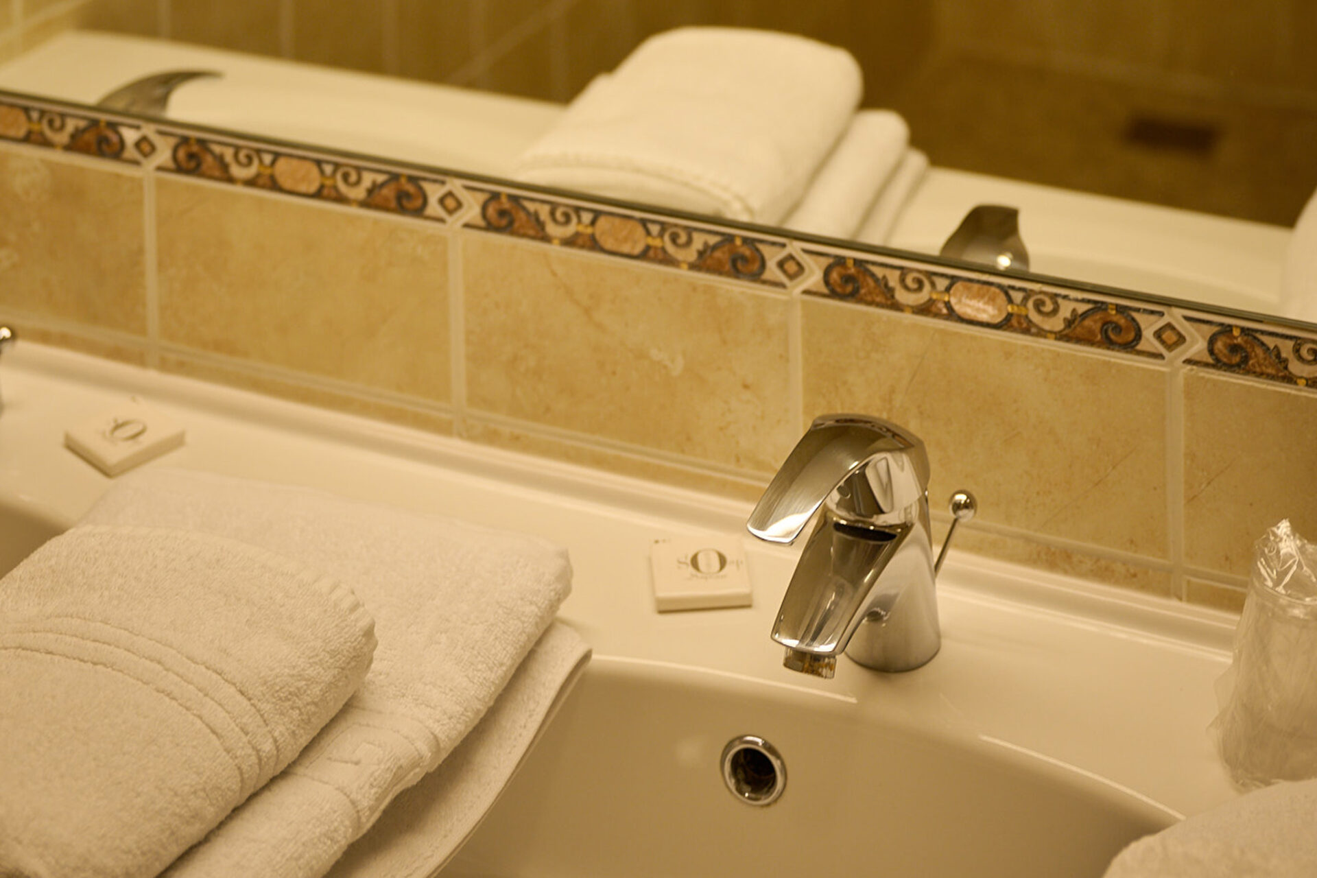 A la recherche d'un gite, d'une auberge, d'un hotel, l'hostellerie du château du Bois Guibert vous accueille. De nombreux chapitres se sont inscris à travers nos murs...entre histoire et modernité. Découvrez le Chapitre 17 - Chambre luxe & confort !