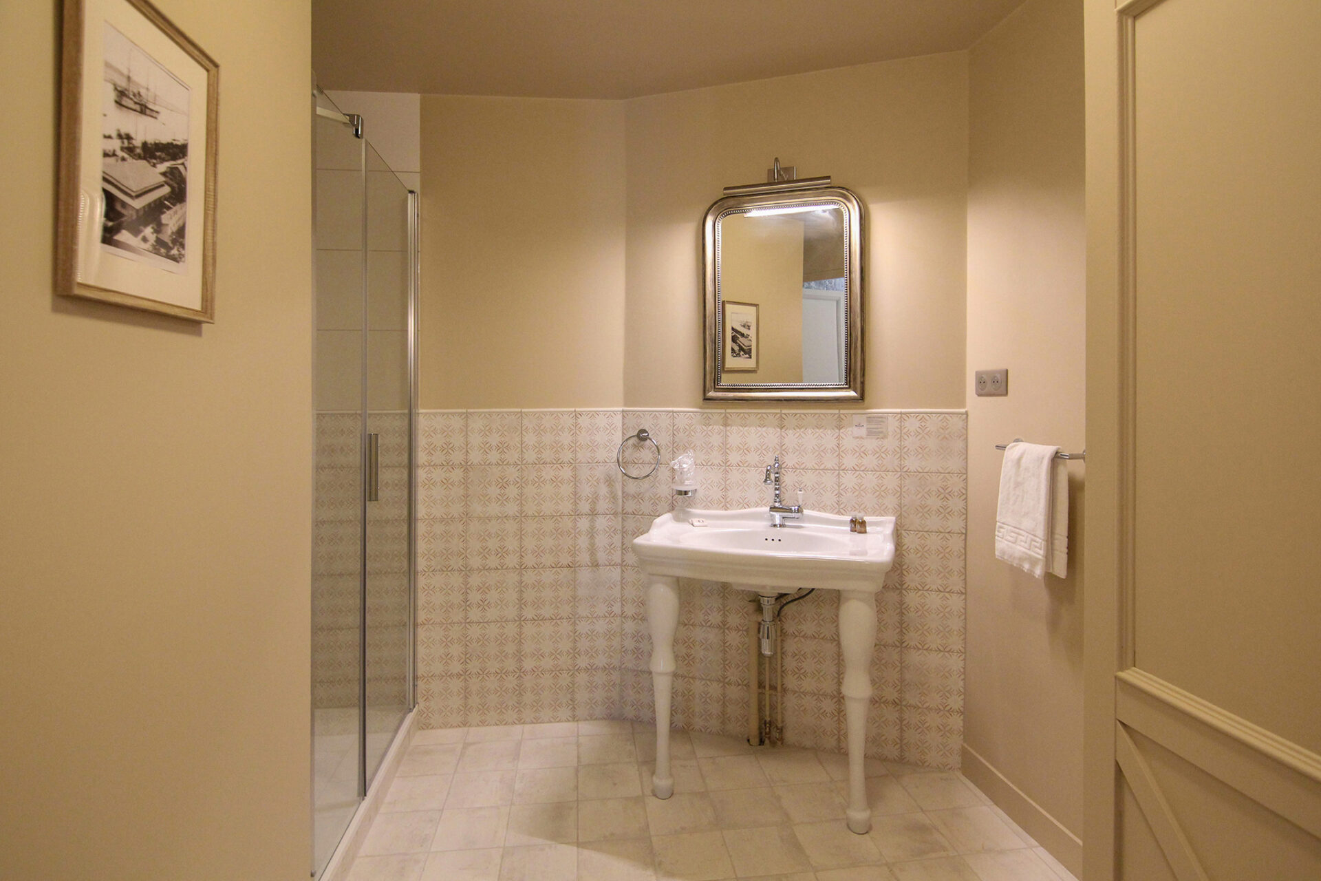 A la recherche d'un gite, d'une auberge, d'un hotel, l'hostellerie du château du Bois Guibert vous accueille. De nombreux chapitres se sont inscris à travers nos murs...entre histoire et modernité. Découvrez le Chapitre 4 - Chambre luxe & confort !