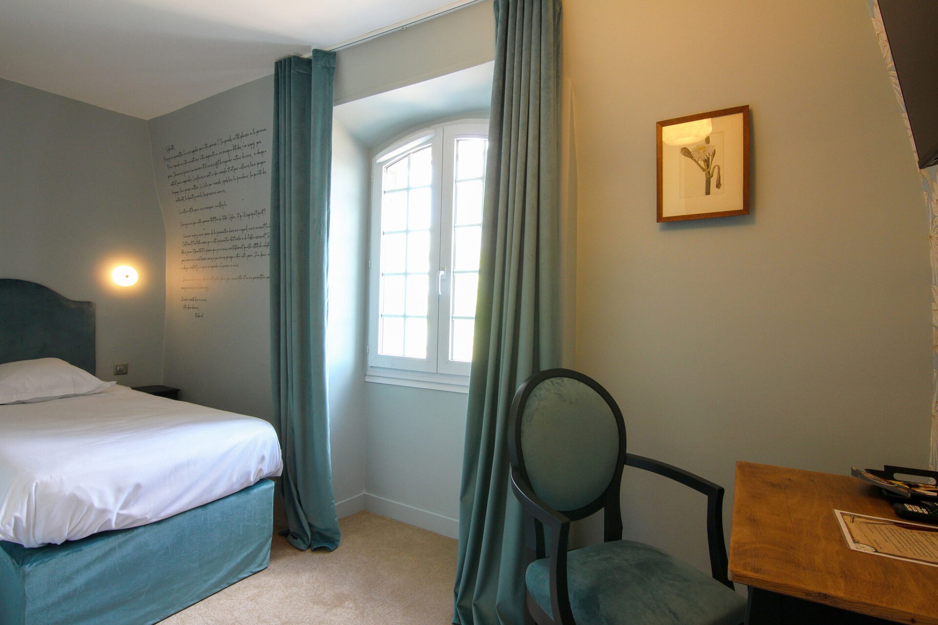 A la recherche d'un gite, d'une auberge, d'un hotel, l'hostellerie du château du Bois Guibert vous accueille. De nombreux chapitres se sont inscris à travers nos murs...entre histoire et modernité. Découvrez le Chapitre 7- Chambre luxe & confort !