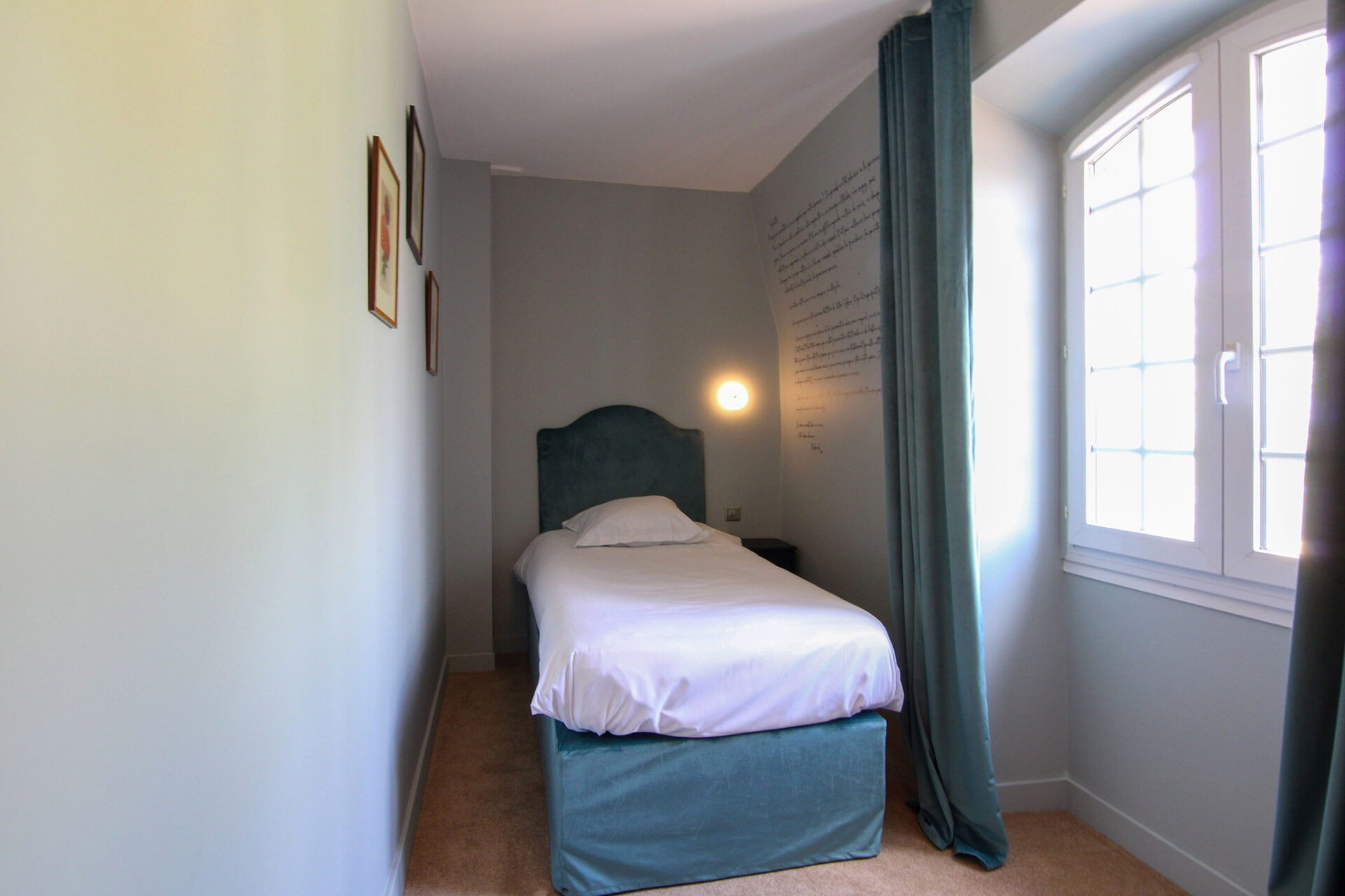 A la recherche d'un gite, d'une auberge, d'un hotel, l'hostellerie du château du Bois Guibert vous accueille. De nombreux chapitres se sont inscris à travers nos murs...entre histoire et modernité. Découvrez le Chapitre 7 - Chambre luxe & confort !